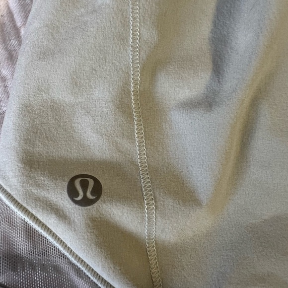 LULULEMON Hotty Hot 2.5" Low Rise Short - Picture 3 of 3